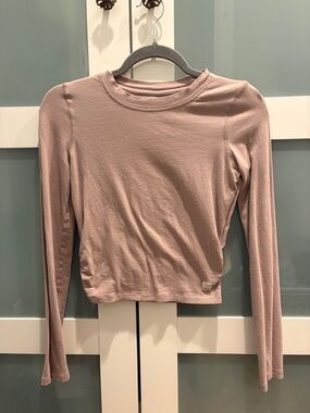 Vuori Long-Sleeve Crewneck Top in Dusty Rose